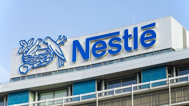 Východoevropští zaměstnanci Nestlé se bouří, chtějí tvrdší postoj k Rusku